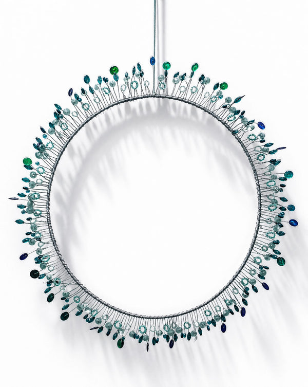 Perlen-Kranz in Blau mit Pailletten zum Aufhängen, 30 cm von LATÉLIO