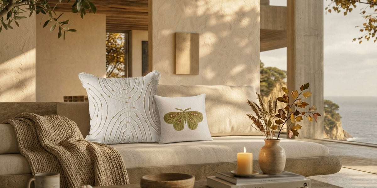 Dekokissen Schmetterling 3D Creme und Dekokissen Weiß Gold mit dekorativen Nähten zusammen in einem Zuhause, Herbststimmung