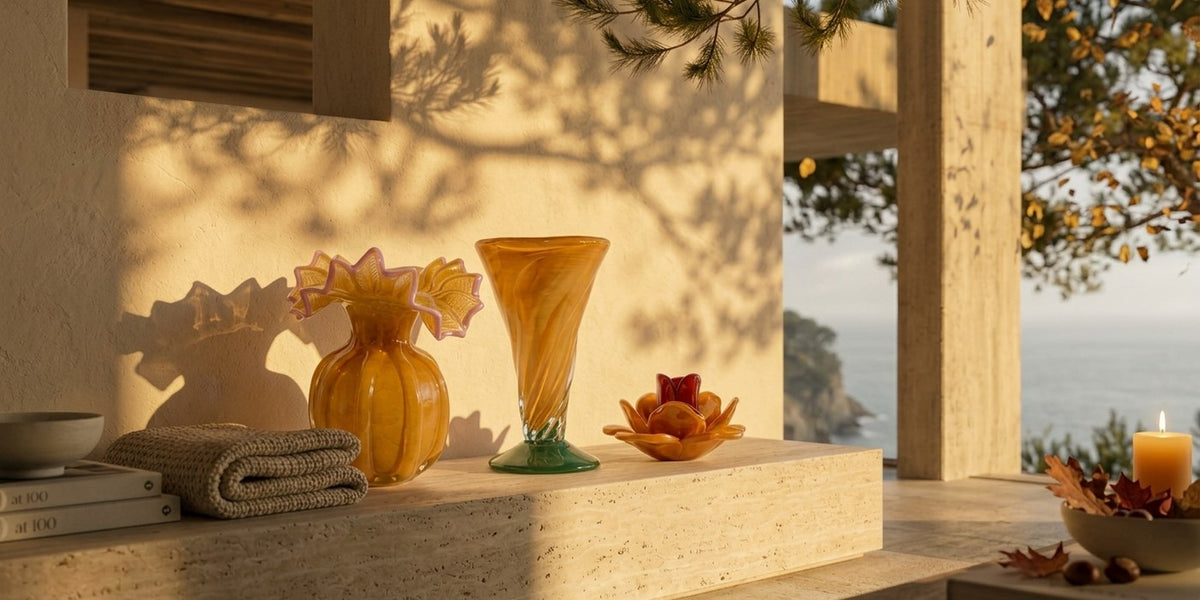 Glasvase Aprikot kleine Form, Glasvase Peach-Rosa ornamentale Form und Kerzenhalter Glas Peach zusammen in einem Zuhause, Herbststimmung