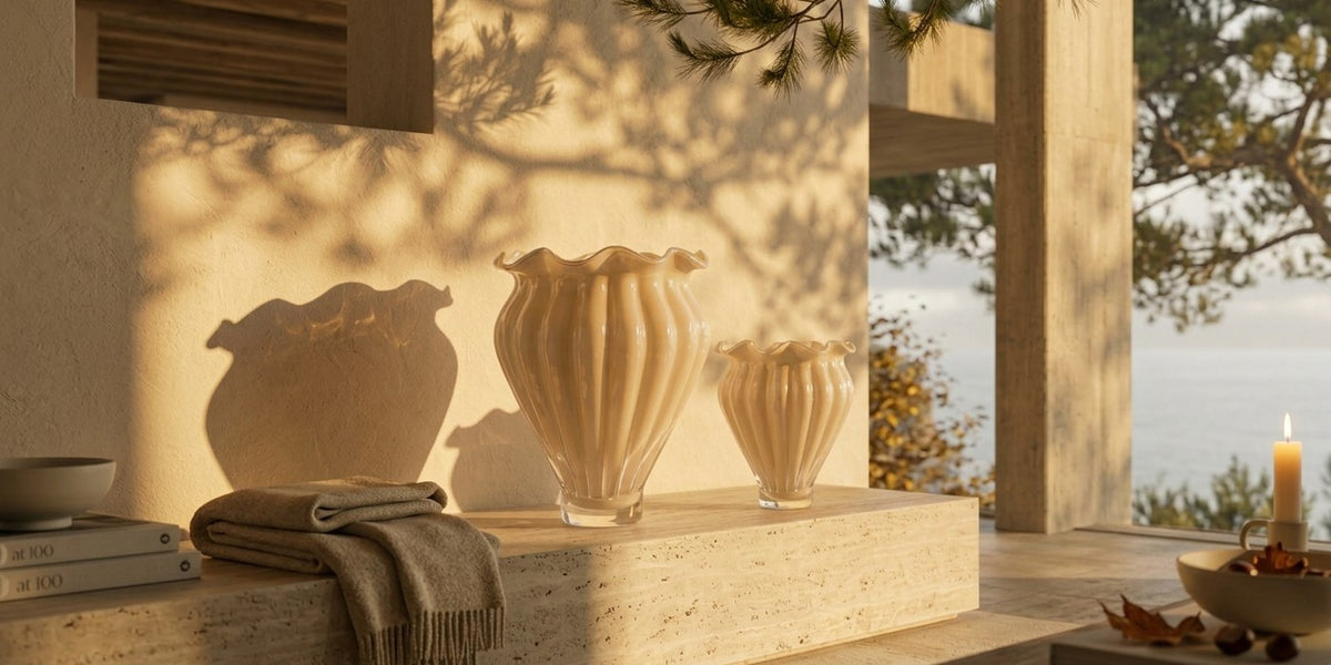Glasvase Beige Luster kleine Form und Glasvase Beige Luster große gerippte Form zusammen in einem Zuhause, Herbststimmung