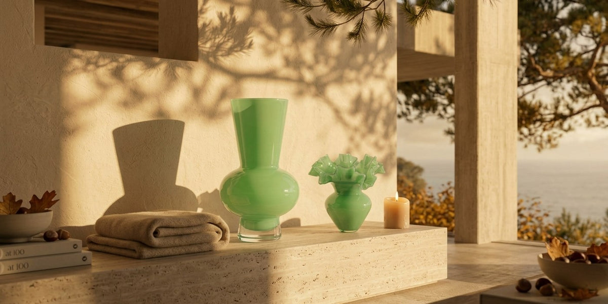 Glasvase Jade große schlanke Form und Glasvase Jade geschwungene Form zusammen in einem Zuhause, Herbststimmung