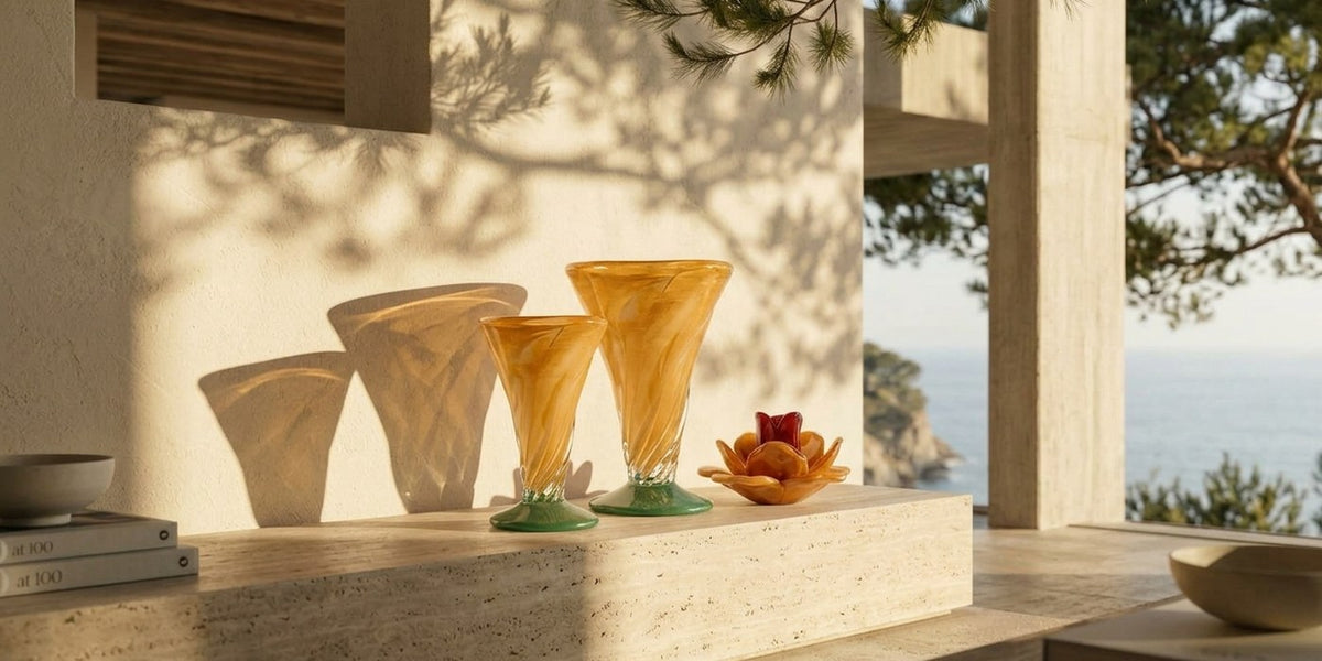Glasvase Aprikot große Form, Glasvase Aprikot kleine Form und Kerzenhalter Glas Peach zusammen in einem Zuhause am Meer
