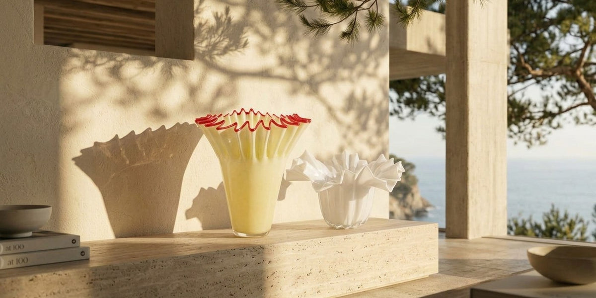 Glasvase Beige große gerippte Form und Glasvase Weiß geschwungene Form zusammen in einem Zuhause am Meer