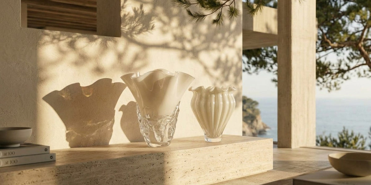 Glasvase Beige Luster und Glasvase Beige Luster kleine Form zusammen in einem Zuhause am Meer