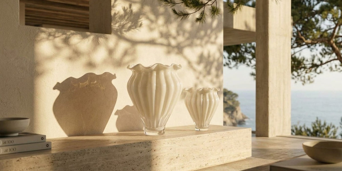 Glasvase Beige Luster kleine Form und Glasvase Beige Luster große gerippte Form zusammen in einem Zuhause am Meer