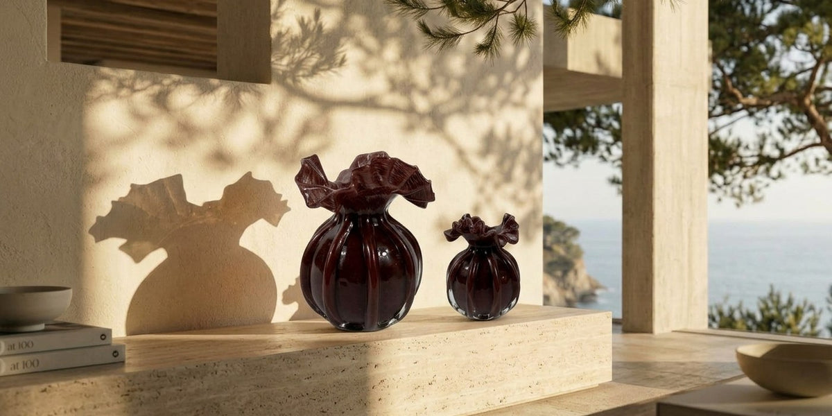 Glasvase Bordeaux kleine Form und Glasvase Bordeaux mittlere Form zusammen in einem Zuhause am Meer