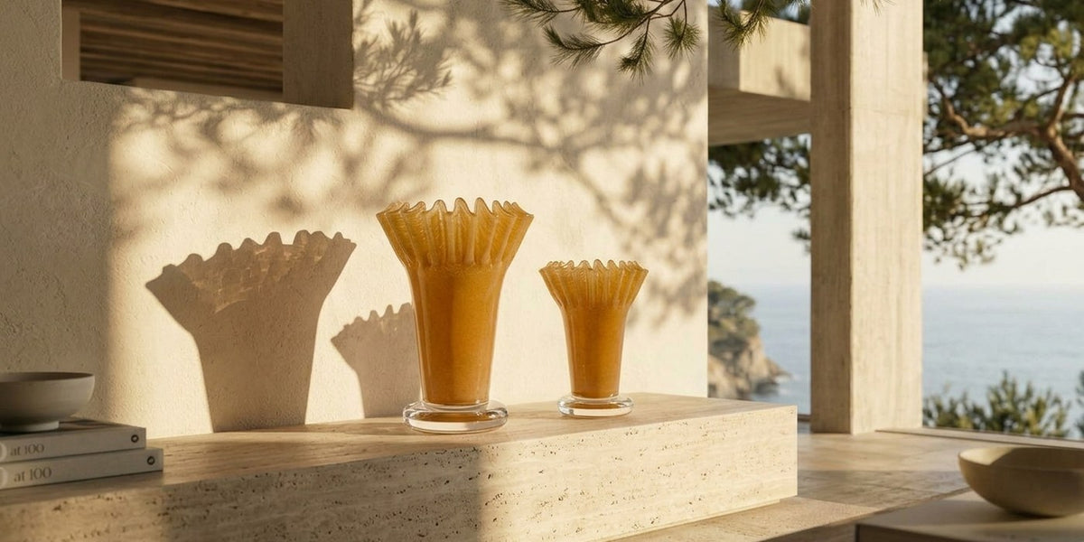 Glasvase Karamel große gerippte Form und Glasvase Karamel XL gerippte Form zusammen in einem Zuhause am Meer