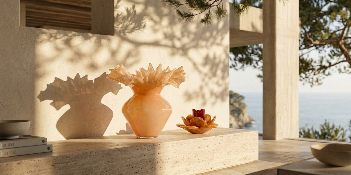 Glasvase Peach große Form und Kerzenhalter Glas Peach zusammen in einem Zuhause am Meer
