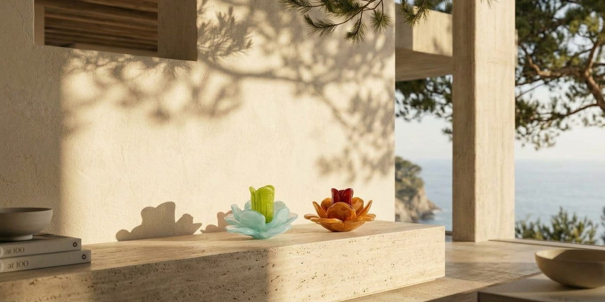 Kerzenhalter Glas Blau und Kerzenhalter Glas Peach zusammen in einem Zuhause am Meer