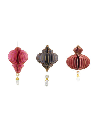 Drei Ornamente aus Wabenpapier in Rosa, Grau und Rot mit Perle, von LATÉLIO