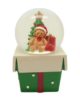 Schneekugel mit Teddybär und Tannenbaum auf grünem Geschenk-Sockel, ca. 8 cm, von LATÉLIO