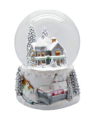 Schneekugel mit verschneitem Haus und Tannen auf weißem Sockel, ca. 16 cm, von LATÉLIO
