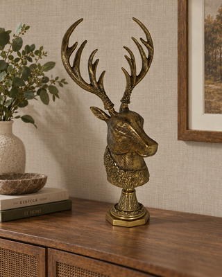 Deko-Hirschkopf stehend Gold Antik auf einem Sideboard aus Holz