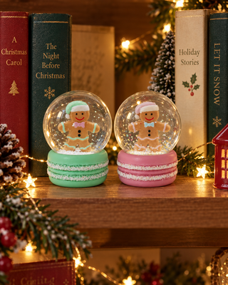 Schneekugel Lebkuchen im Bücherregal mit Lichterkette