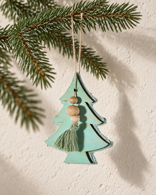 Papier Baum hängend mint an einem Tannenzweig