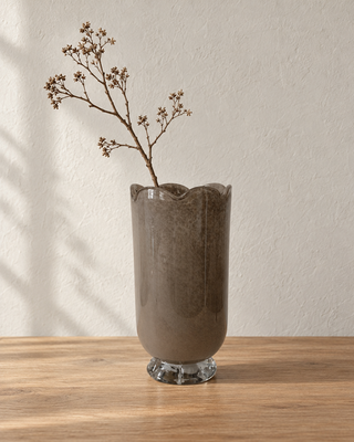 Glasvase Taupe mit Glasfuß mit Trockenzweig auf einem Holztisch