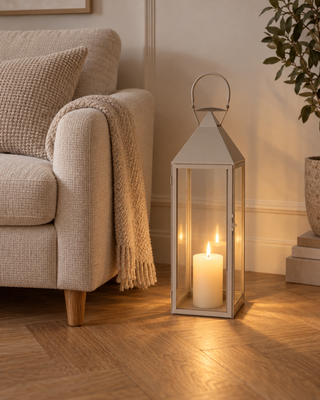 Laterne Metall Beige mit Kerze neben einem Sessel