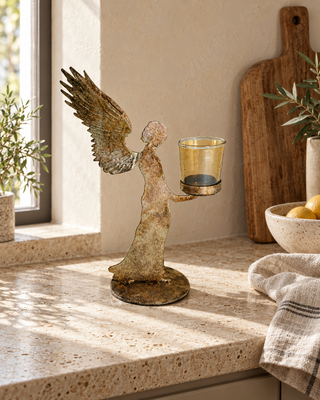 Engel mit Teelichtglas Burnt Gold auf einer Küchenarbeitsplatte am Fenster