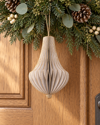 Papier Ornament hängend taupe an einem Kranz an der Eichentür