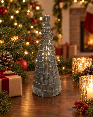 Deko-Baum Kupfer oxidiert zwischen Geschenken und Windlichtern vor dem Weihnachtsbaum