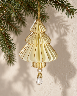 Papier Baum mit Perle hängend creme-gold an einem Tannenzweig