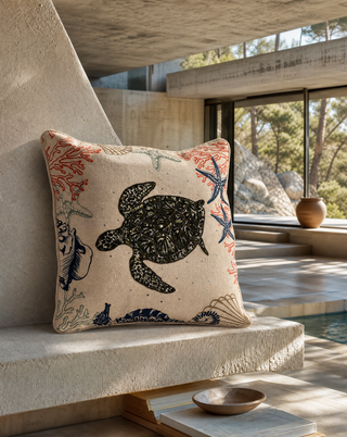 Dekokissen bestickt mit Schildkröte, auf einem Sofa im Wohnzimmer