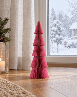 Papier Baum stehend pink vor einem hohen Fenster