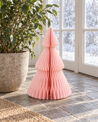 Papier Baum stehend Pastell Puder im Wintergarten neben einer Pflanze