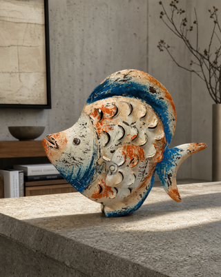 Deko-Fisch aus Metall in Orange und Blau, auf einer Konsole aus Beton