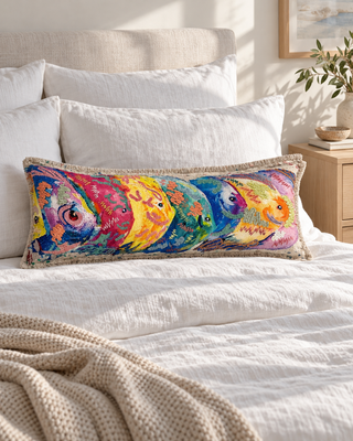 Kissen bestickt Fische bunt auf einem Bett mit weißem Leinen