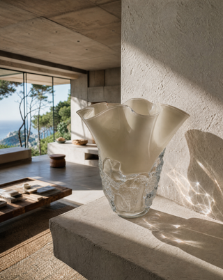 Glasvase Beige Luster mit Schimmer und Rüschenrand, auf einem Sideboard im hellen Wohnraum