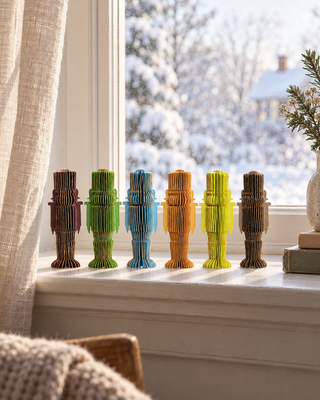 Papier Nussknacker Set 6-farbig auf einer Fensterbank