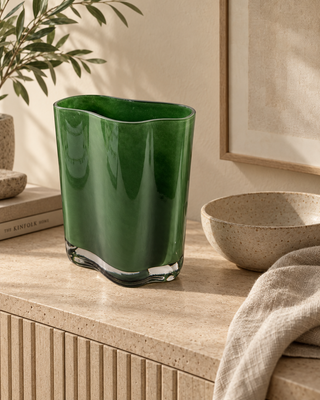 Glasvase Mint-Grün organische Form auf einem Sideboard neben einer Keramikschale