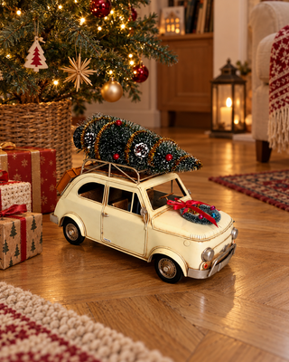 Deko Auto mit Baum creme auf Eichenparkett unter einem kleinen Weihnachtsbaum