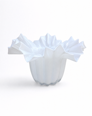 Glasvase Weiß mit geschwungenem Rüschenrand, 20 cm von LATÉLIO