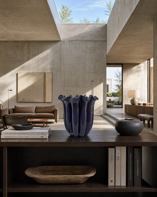 Glasvase Pflaume mit geschwungener Tulpenform, auf einem Sideboard im hellen Wohnraum
