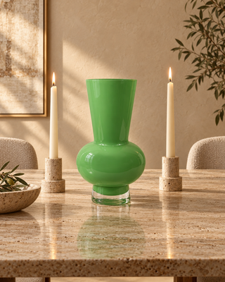 Glasvase Jade-Grün bauchig zwischen Kerzen auf einem Steintisch