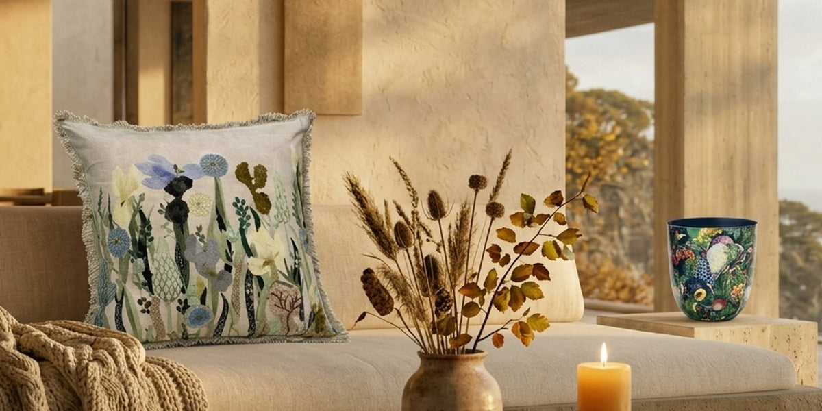Deko-Gefäß Bunt kleine Form und Dekokissen Floral 3D bestickt zusammen in einem Zuhause, Herbststimmung