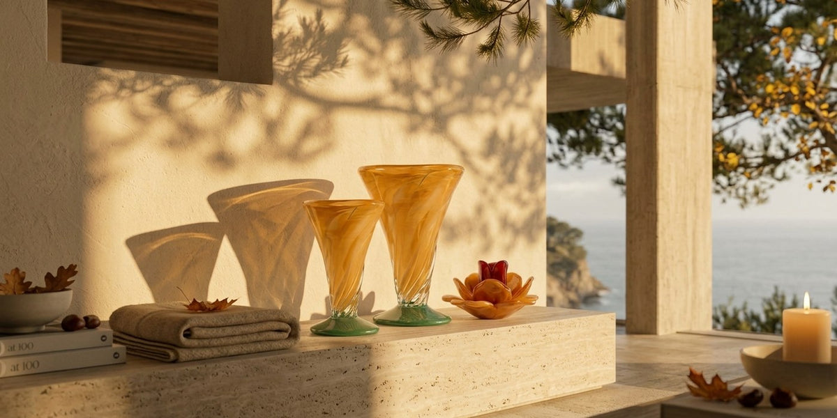 Glasvase Aprikot große Form, Glasvase Aprikot kleine Form und Kerzenhalter Glas Peach zusammen in einem Zuhause, Herbststimmung