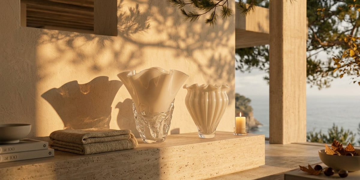Glasvase Beige Luster und Glasvase Beige Luster kleine Form zusammen in einem Zuhause, Herbststimmung