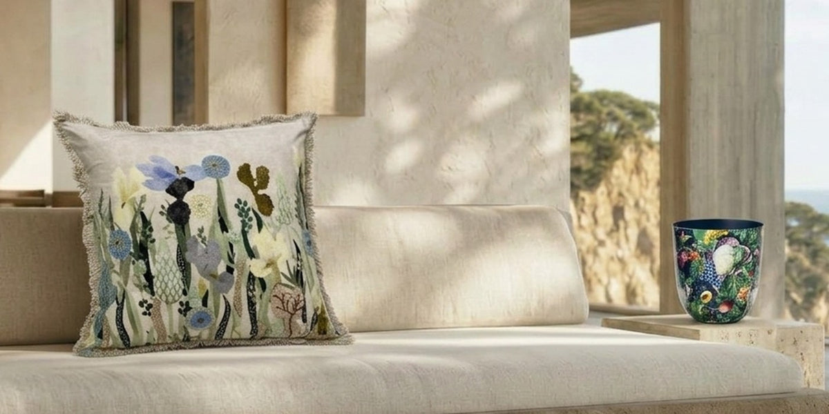 Deko-Gefäß Bunt kleine Form und Dekokissen Floral 3D bestickt zusammen in einem Zuhause am Meer
