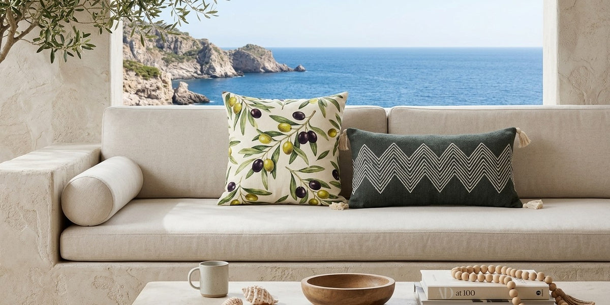 Dekokissen Muster Grün/Anthrazit und Dekokissen Olive botanisches Muster zusammen in einem Zuhause am Meer