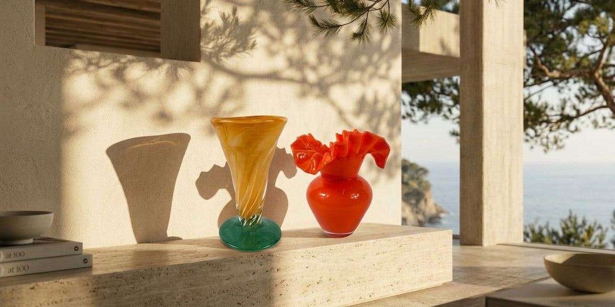 Glasvase Aprikot kleine Form und Glasvase Orange geschwungene Form zusammen in einem Zuhause am Meer