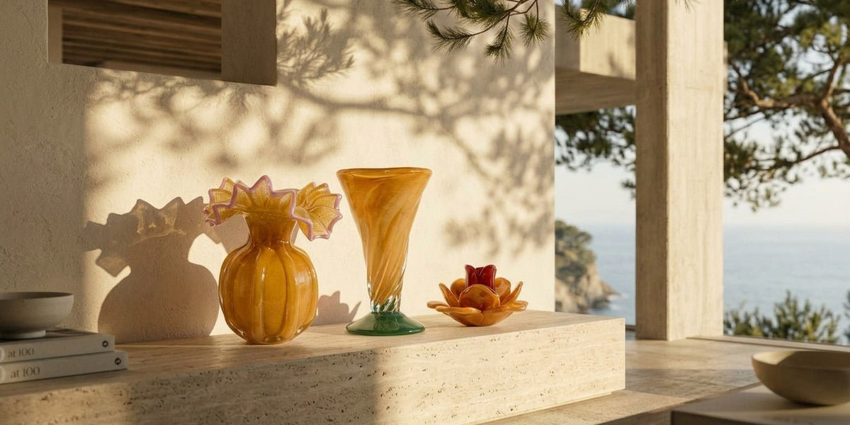 Glasvase Aprikot kleine Form, Glasvase Peach-Rosa ornamentale Form und Kerzenhalter Glas Peach zusammen in einem Zuhause am Meer
