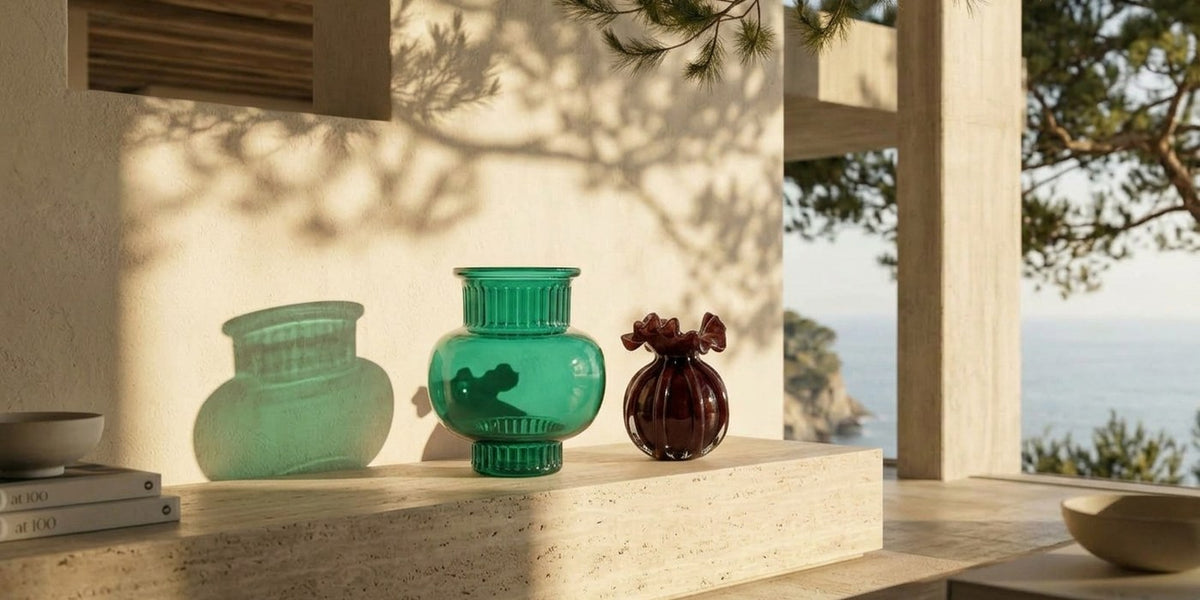 Glasvase Bordeaux kleine Form und Glasvase Grün klassische Form zusammen in einem Zuhause am Meer