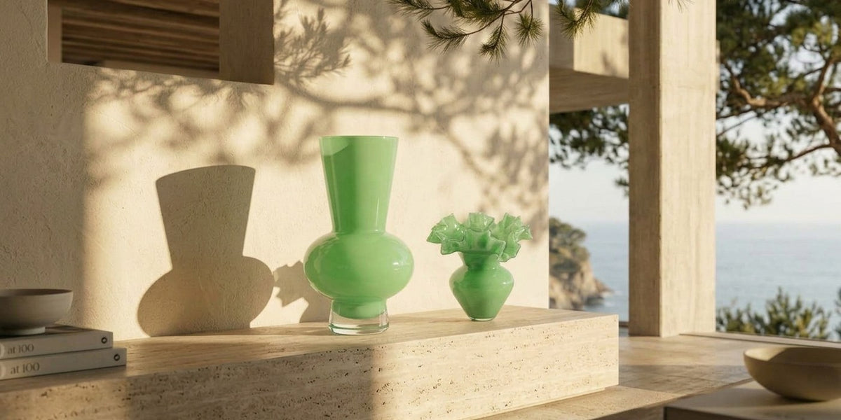 Glasvase Jade große schlanke Form und Glasvase Jade geschwungene Form zusammen in einem Zuhause am Meer
