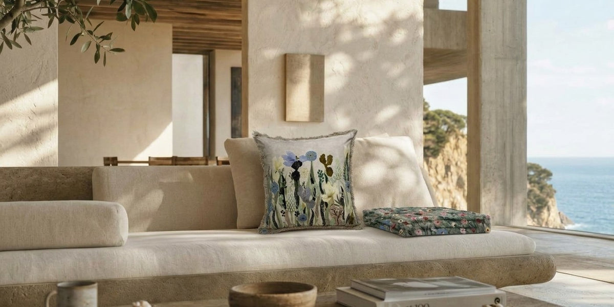 Dekokissen Floral 3D bestickt und Sitzkissen Blumen zusammen in einem Zuhause am Meer
